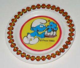 SET OF 2 SMALL PLASTIC TOY SMURF PLATES DATED 1983 FROM HG TOYS
